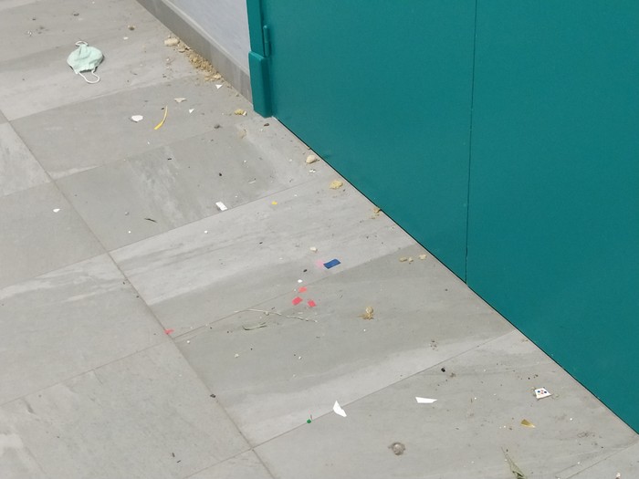 Garbitzaileen grebaren ondorioz "egoera onartezina" denez, klaseak kalean emateko prest dira Hondarribian