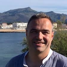 Jon Abril  Eluyar-eko zuzendari eta Izaki Gardenak taldearen kontzertua
