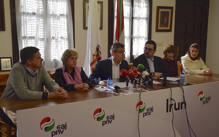 Santanok hitz emandakoa jan duela esanez eta alderdiaren babes osoarekin udal gobernua utzi du Irungo EAJk