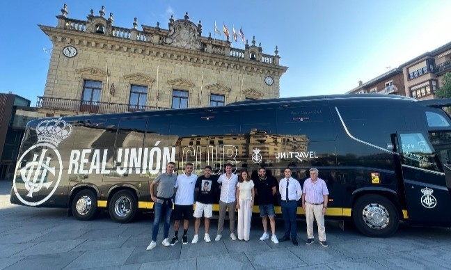 Real Unionek autobus ‘txuribeltz’ ofiziala estreinatu du 